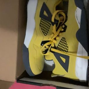 Yellow Jordan 4 retro